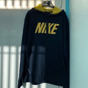 Nike Men’s hooded sweatshirt.size large with adjustable string on the hood.